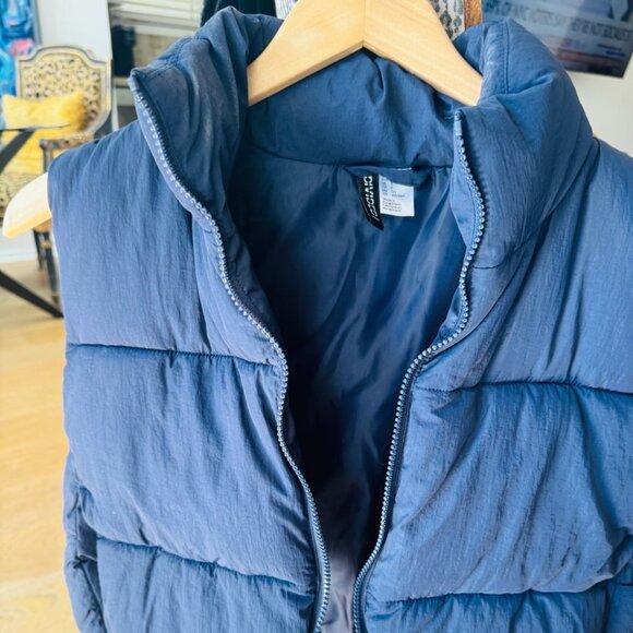 Waist level puffer vest. Navy Blue. H&M Hardly worn. - Picture 3 of 4